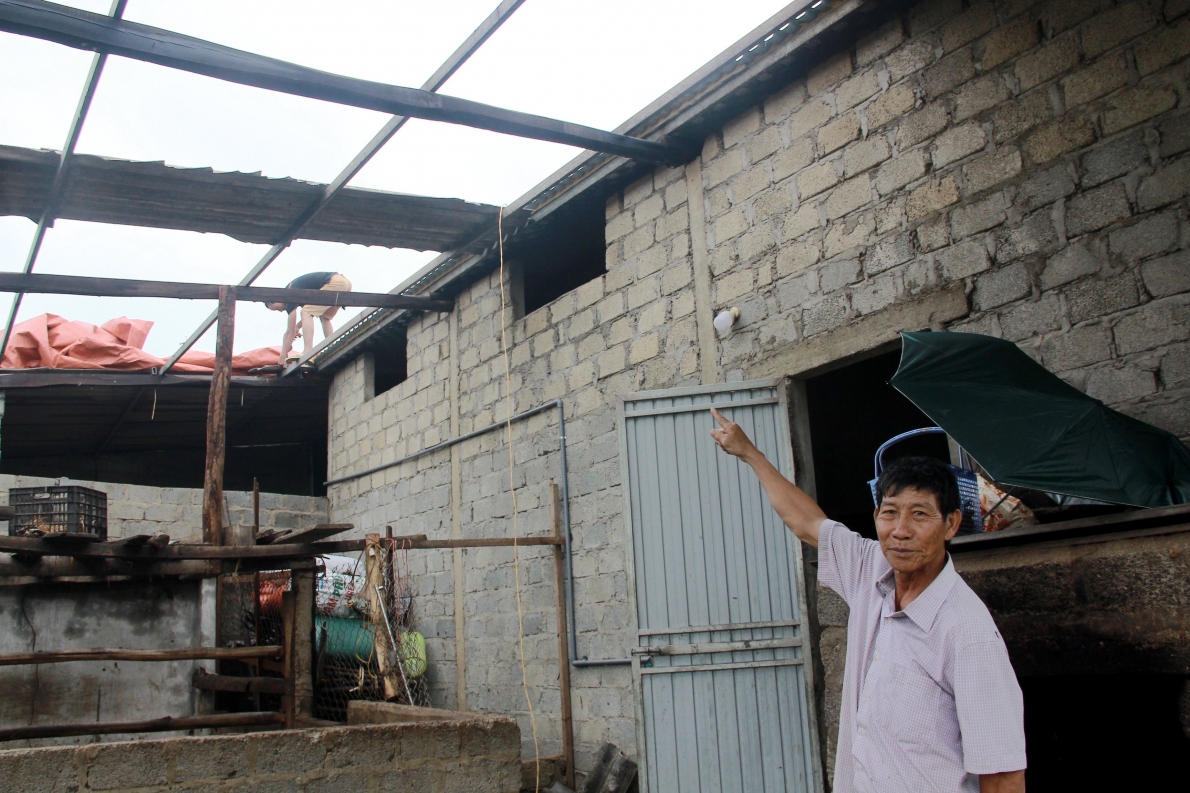 Hà Tĩnh: Trận gió xoáy trong đêm, hàng chục ngôi nhà bị tốc mái, nhiều cột điện bị gãy đổ