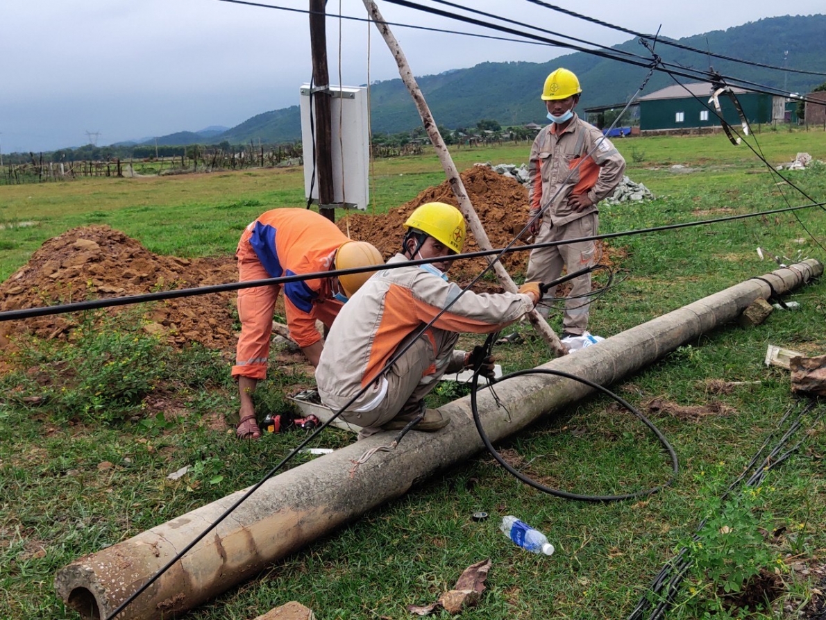 Hà Tĩnh: Trận gió xoáy trong đêm, hàng chục ngôi nhà bị tốc mái, nhiều cột điện bị gãy đổ
