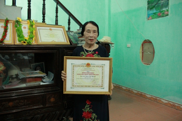 Nghệ nhân Đặng Thị Minh Nguyệt cả một đời nặng nghĩa ân tình với ví, giặm Nghệ Tĩnh