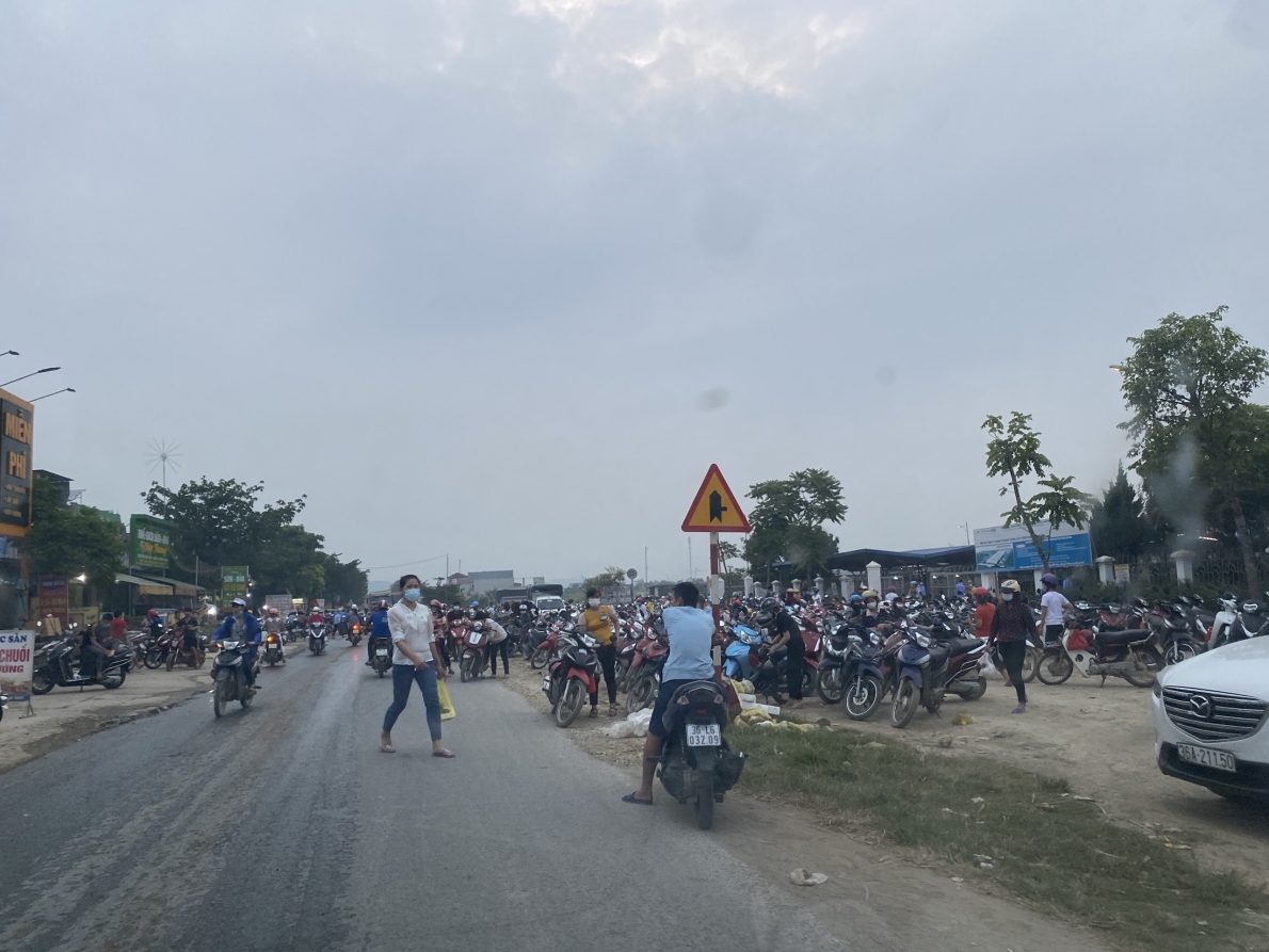 Chợ tạm không phép hoạt động gây cản trở giao thông nhiều năm, chính quyền làm ngơ