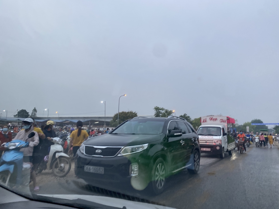 Chợ tạm không phép hoạt động gây cản trở giao thông nhiều năm, chính quyền làm ngơ