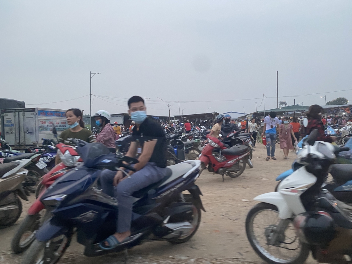 Chợ tạm không phép hoạt động gây cản trở giao thông nhiều năm, chính quyền làm ngơ