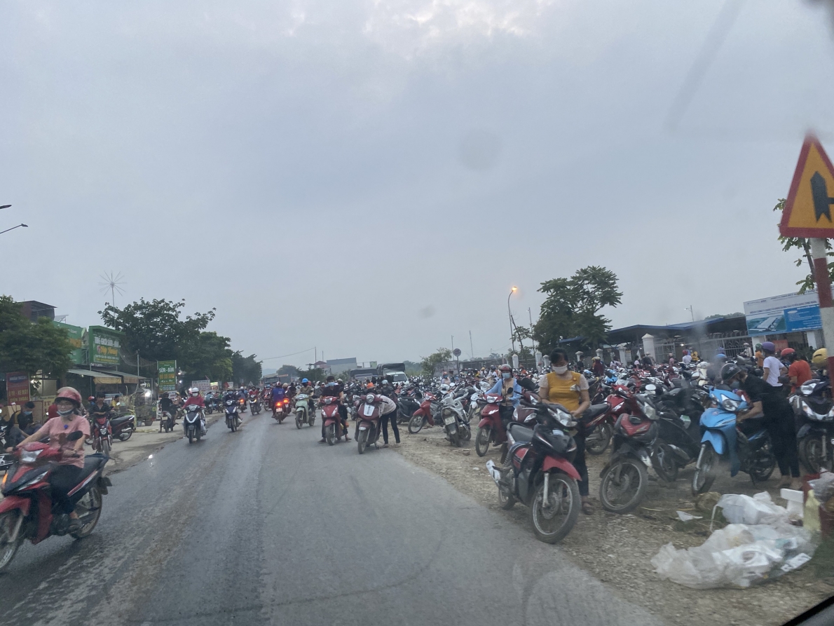 Chợ tạm không phép hoạt động gây cản trở giao thông nhiều năm, chính quyền làm ngơ