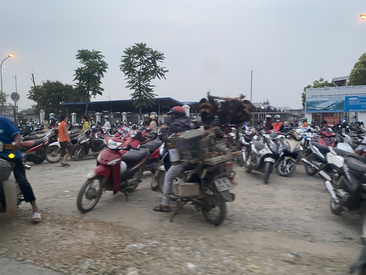 Chợ tạm không phép hoạt động gây cản trở giao thông nhiều năm, chính quyền làm ngơ