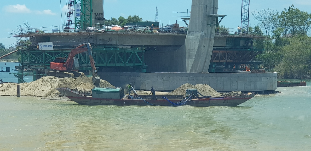 Quảng Trị: Khai thác cát lậu trong lòng công trường của dự án trăm tỷ