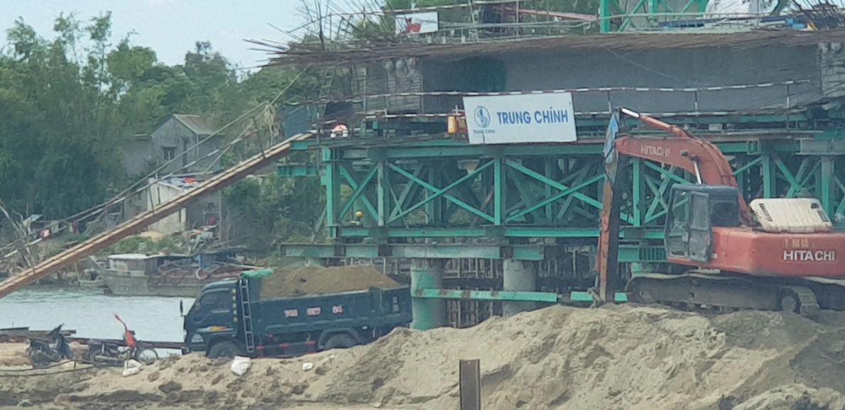 Quảng Trị: Khai thác cát lậu trong lòng công trường của dự án trăm tỷ