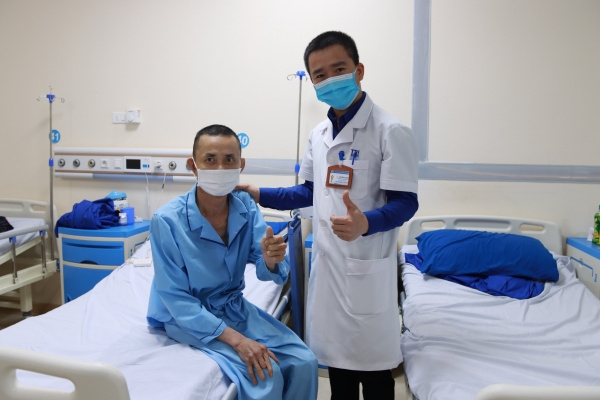 Hà Tĩnh: Phẫu thuật thay khớp háng thành công cho bệnh nhân suốt 10 năm không đi lại được