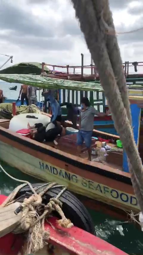 Bài 1: Côn đồ lộng hành, hung hãn cầm kiếm chém ngư dân