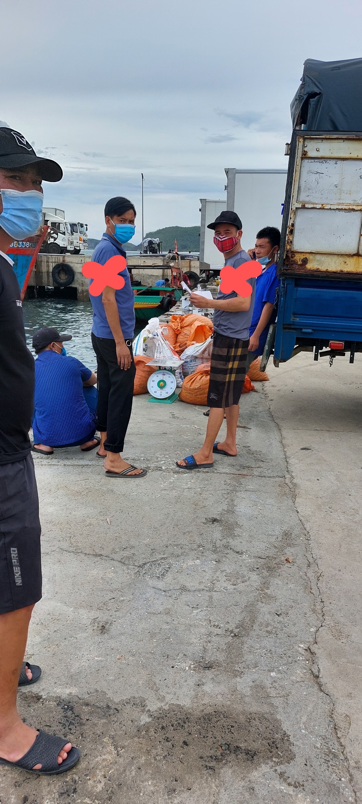 Chiêu trò của nhóm “bảo kê”, 
