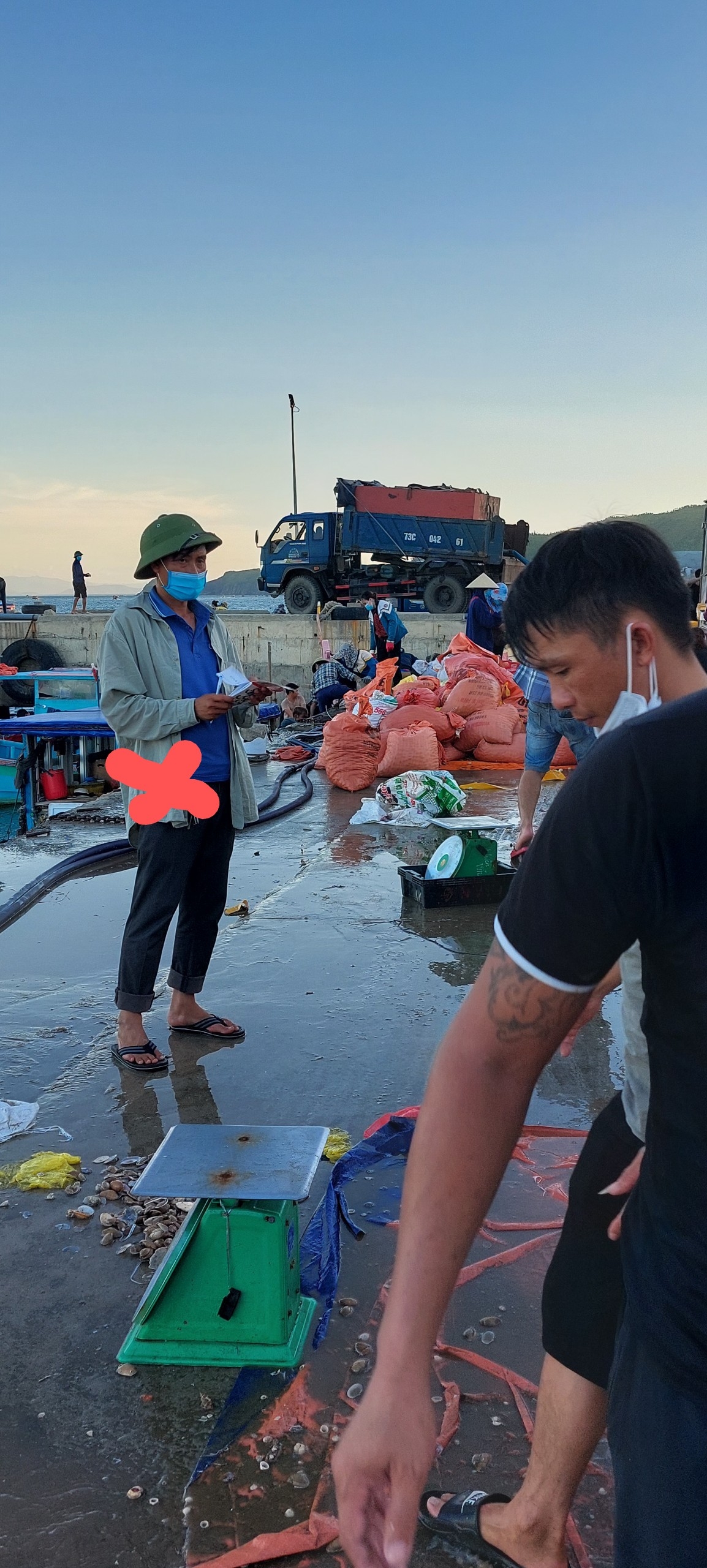 Chiêu trò của nhóm “bảo kê”, 