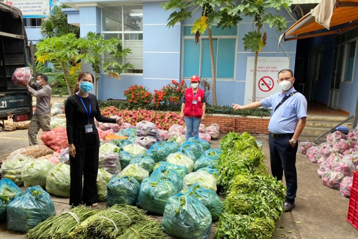 Nhà báo Trần Quốc Lập chung tay giúp người dân chống dịch