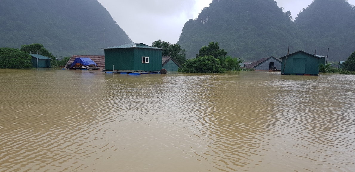 Cận cảnh vùng rốn lũ Tân Hóa