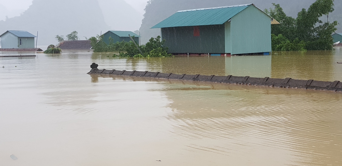 Cận cảnh vùng rốn lũ Tân Hóa