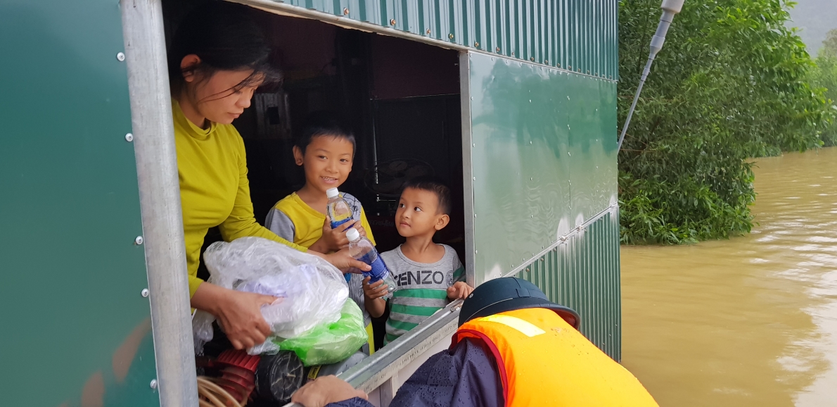 Cận cảnh vùng rốn lũ Tân Hóa