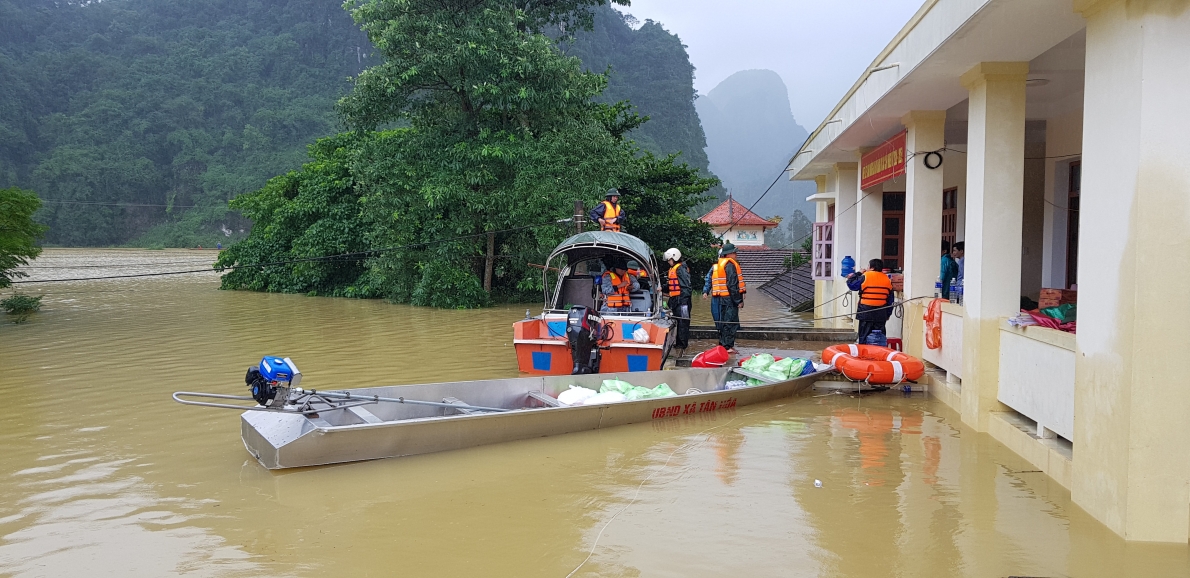 Cận cảnh vùng rốn lũ Tân Hóa