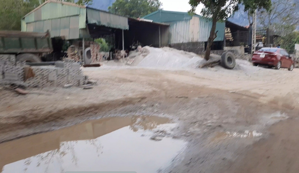 TP Thanh Hóa, tỉnh Thanh Hóa: Bãi tập kết vật liệu xây dựng hành dân 'chìm' trong bụi đất