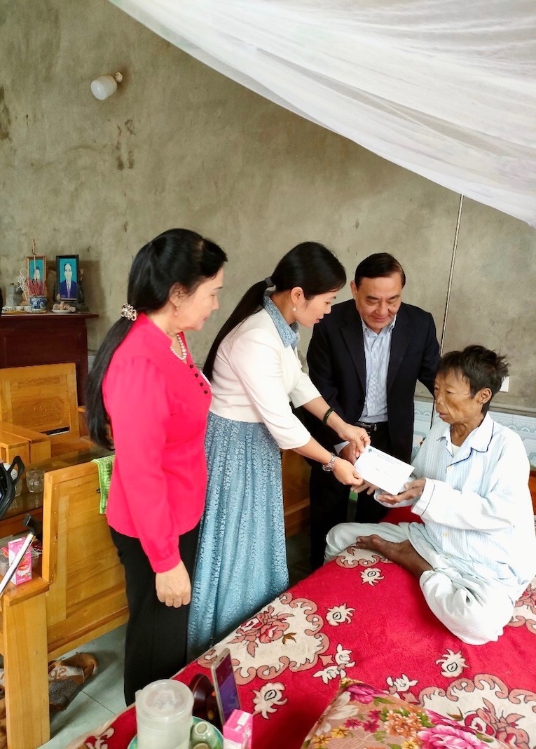 Hơn 800 suất quà tặng NCT có hoàn cảnh khó khăn