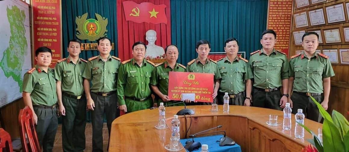 Đến thăm và trao tặng cho người dân xã Nậm Cắn, huyện Kỳ Sơn