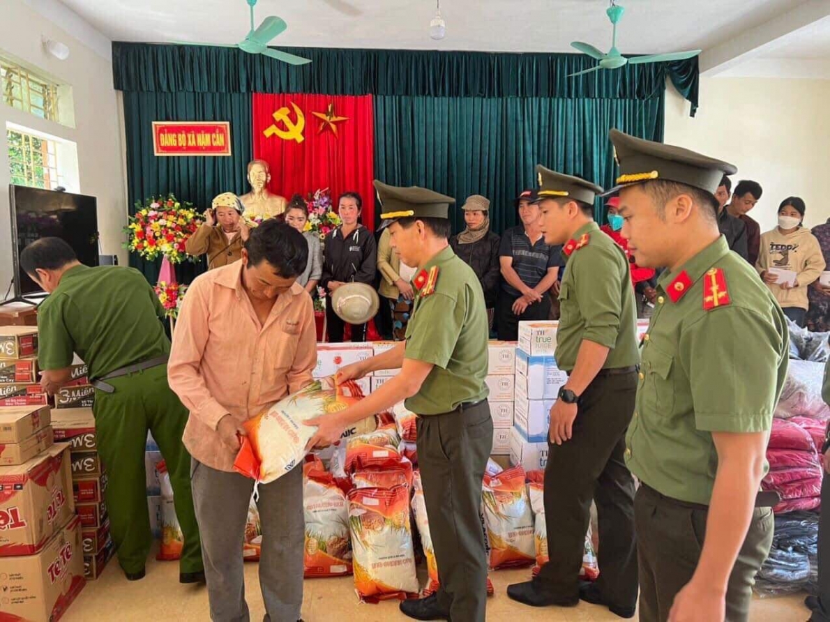 Đến thăm và trao tặng cho người dân xã Nậm Cắn, huyện Kỳ Sơn