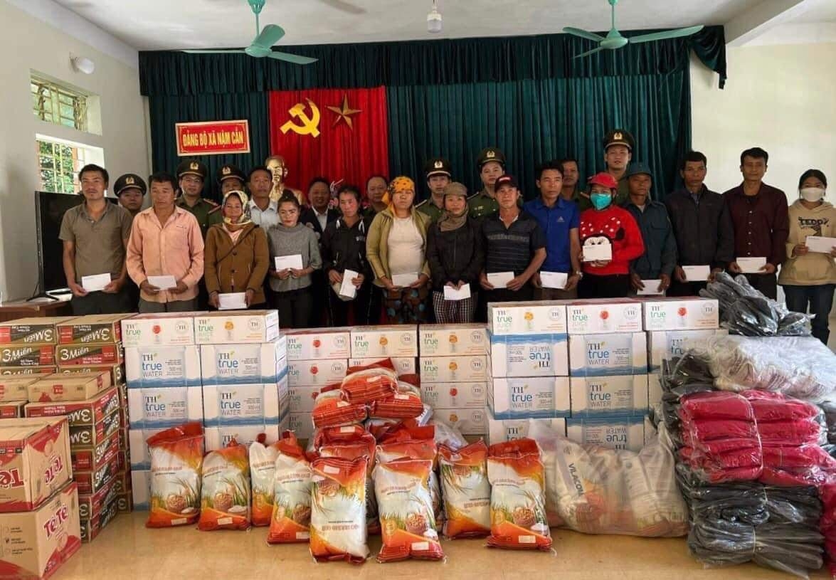 Đến thăm và trao tặng cho người dân xã Nậm Cắn, huyện Kỳ Sơn