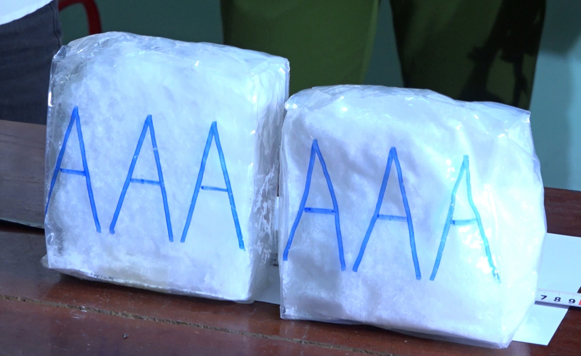 Quảng Bình: Bắt giữ các đối tượng vận chuyển ma túy đá bằng xe taxi