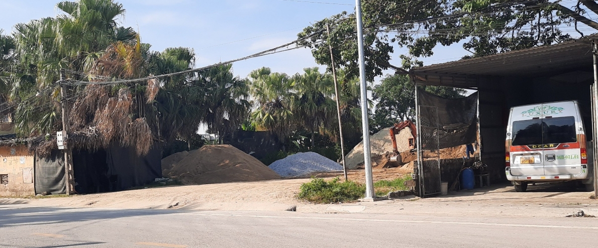 Bãi tập kết cát trái phép 'khổng lồ' giữa lòng thị trấn Tân Phong