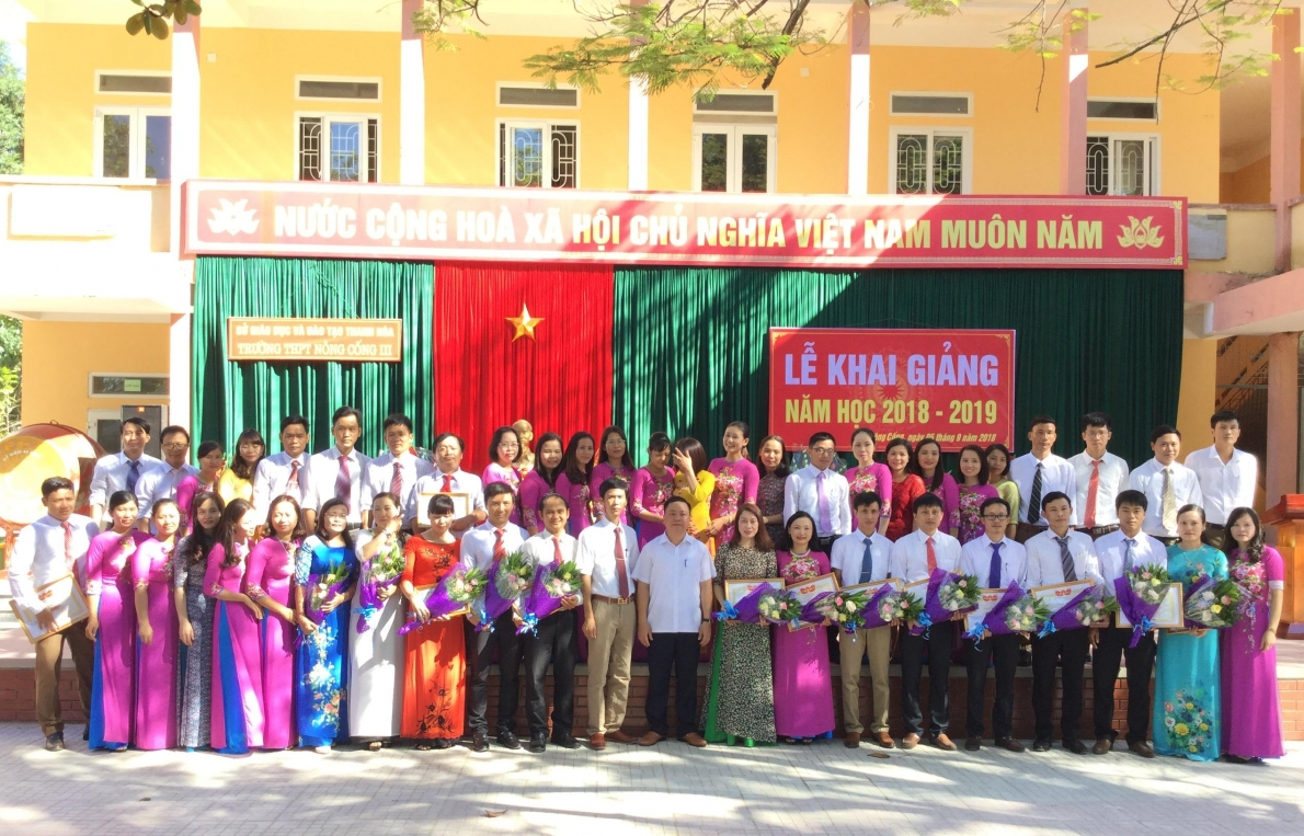 Tập thể cán bộ giáo viên Trường THPT Nông Công 3 trong buổi lễ khai giảng