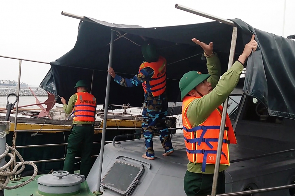 Gãy bánh lái, một tàu cá ở Quảng Bình gặp nạn