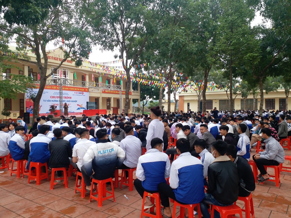 : Em  Đào Xuân Quang , học sinh lớp 12A tham gia đối thoại chương trình tư vấn khởi nghiệp