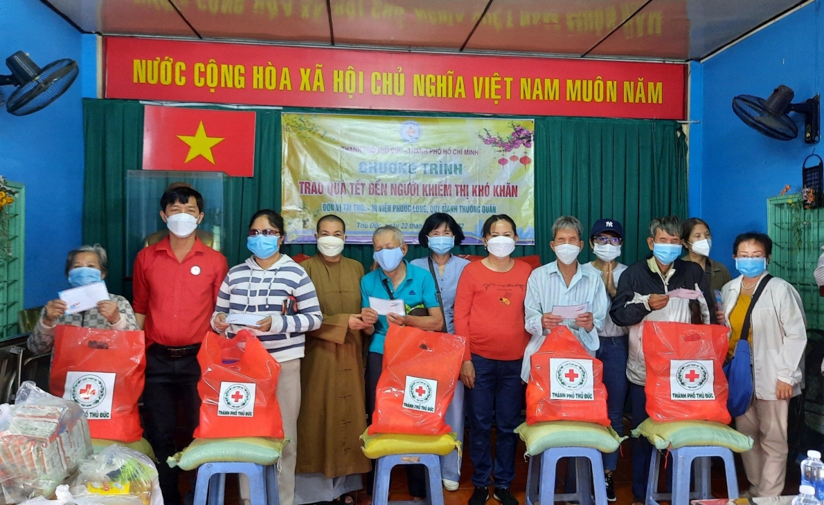 Hội Chữ thập đỏ TP Thủ Đức, TP Hồ Chí Minh: Trao tặng quà Tết Nhâm Dần đến người khiếm thị