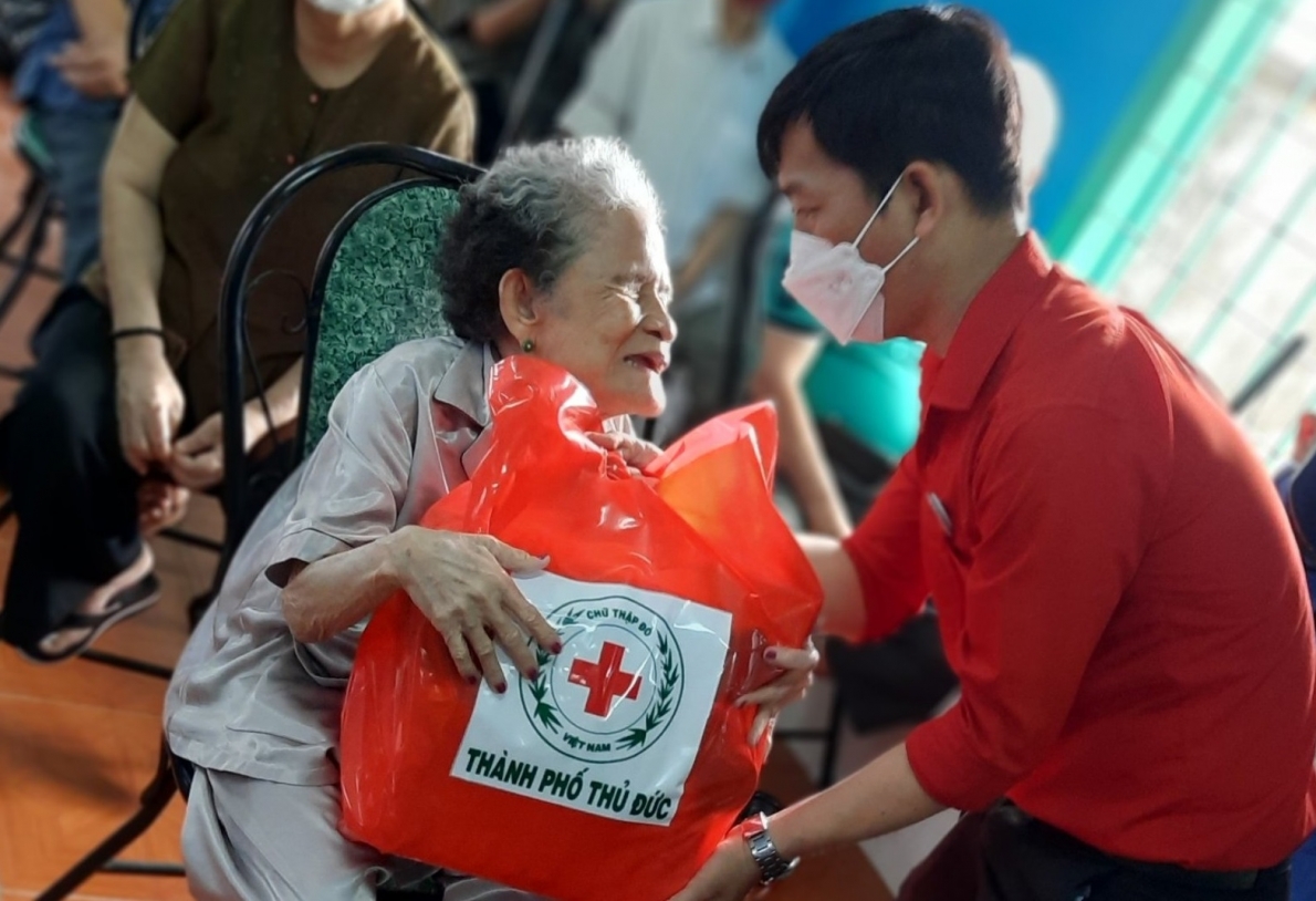 Hội Chữ thập đỏ TP Thủ Đức, TP Hồ Chí Minh: Trao tặng quà Tết Nhâm Dần đến người khiếm thị