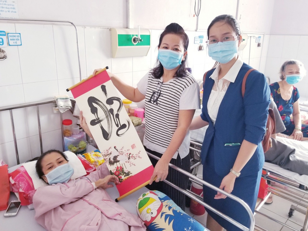 Trao tặng quà Tết: “Xuân yêu thương - Đồng hành cùng người bệnh”