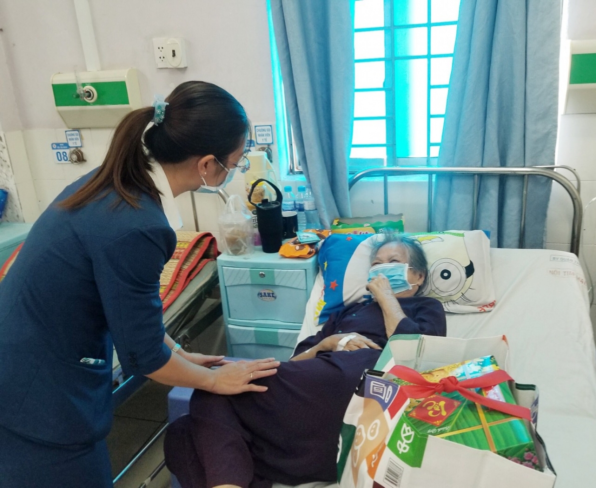 Trao tặng quà Tết: “Xuân yêu thương - Đồng hành cùng người bệnh”