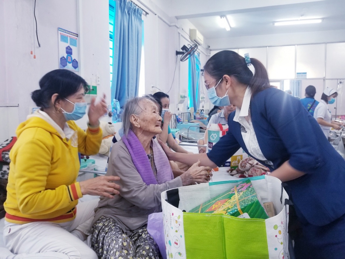 Trao tặng quà Tết: “Xuân yêu thương - Đồng hành cùng người bệnh”
