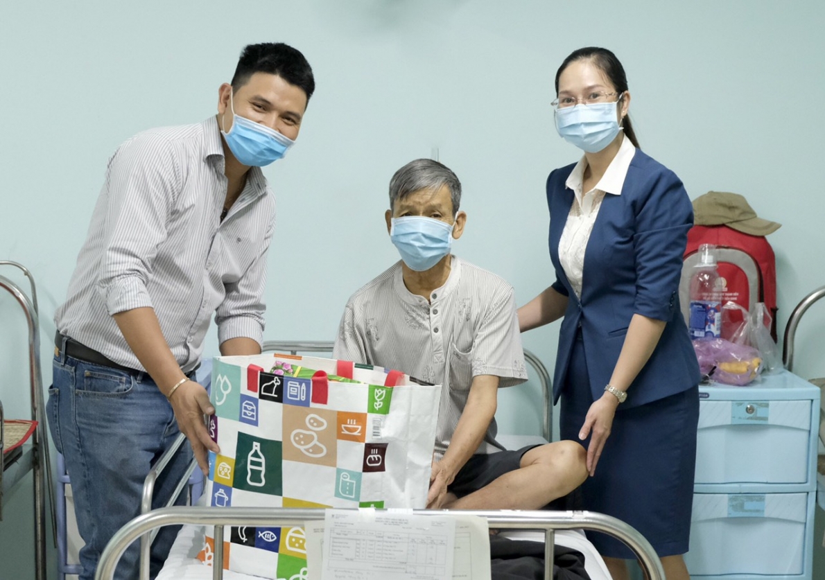 Trao tặng quà Tết: “Xuân yêu thương - Đồng hành cùng người bệnh”