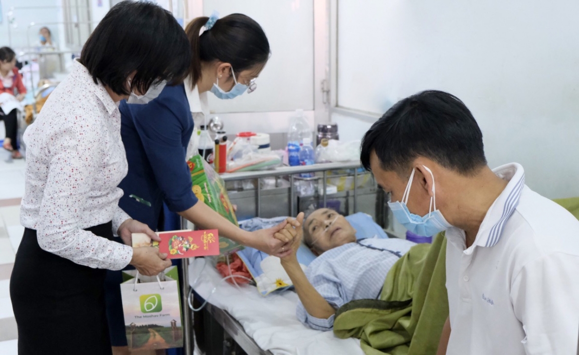 Trao tặng quà Tết: “Xuân yêu thương - Đồng hành cùng người bệnh”
