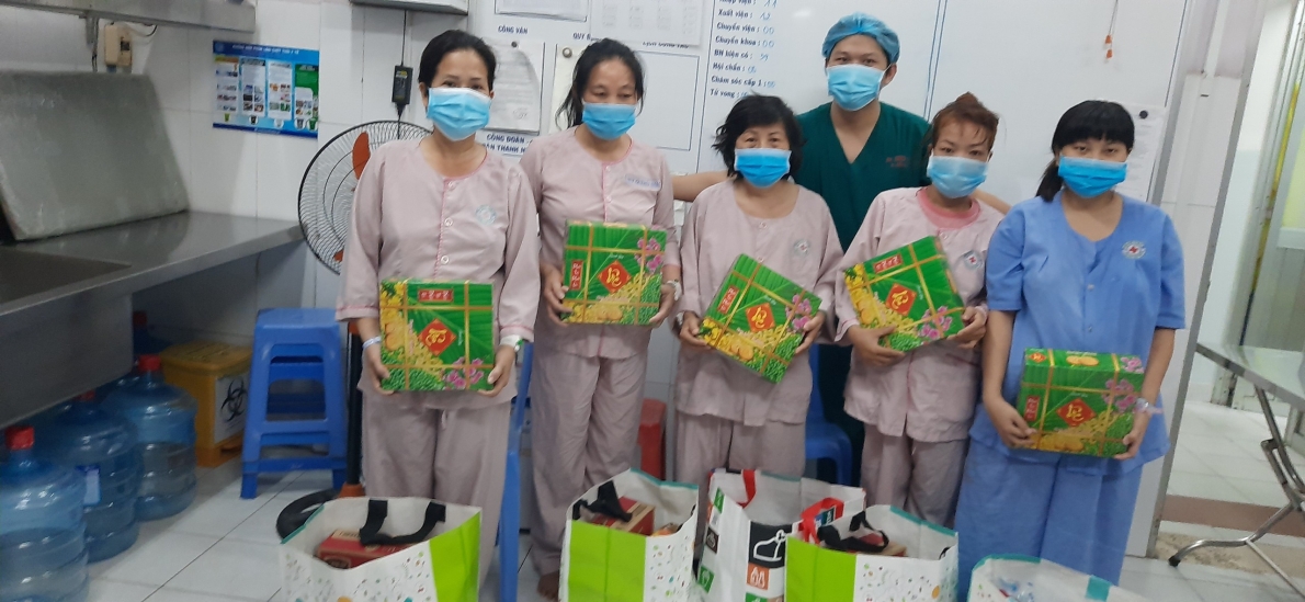 Trao tặng quà Tết: “Xuân yêu thương - Đồng hành cùng người bệnh”