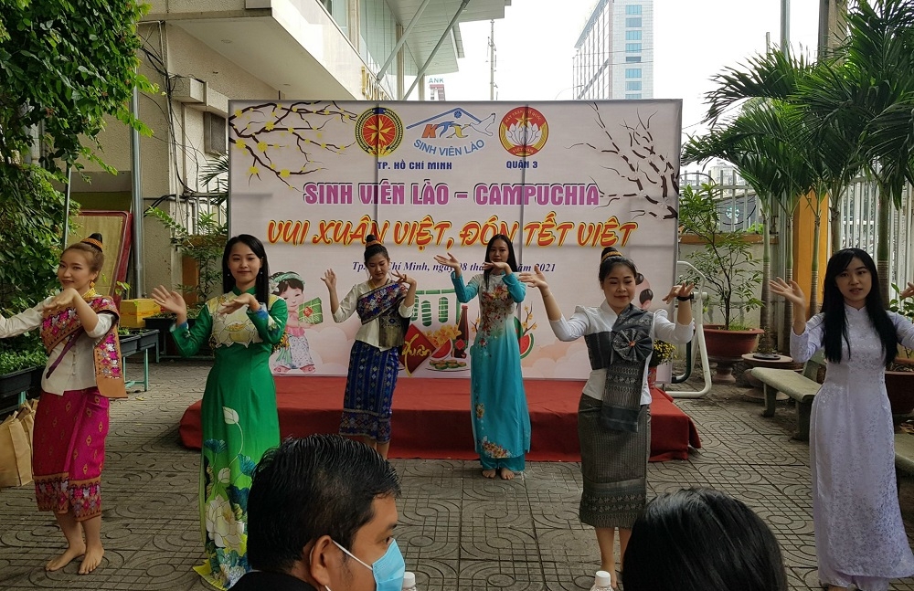 Sinh viên Lào - Campuchia lần đầu tiên trải nghiệm: “Vui Xuân Việt - Đón Tết Việt”