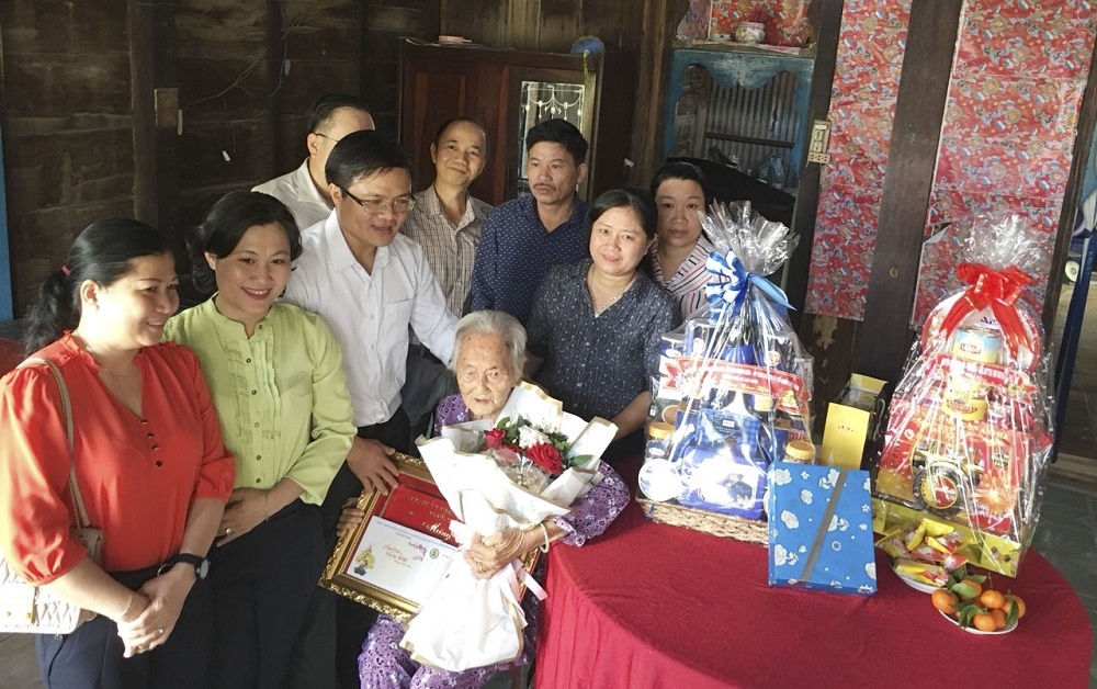 TP Hồ Chí Minh: Thăm tặng quà Tết Tân Sửu 2021 và mừng thọ NCT