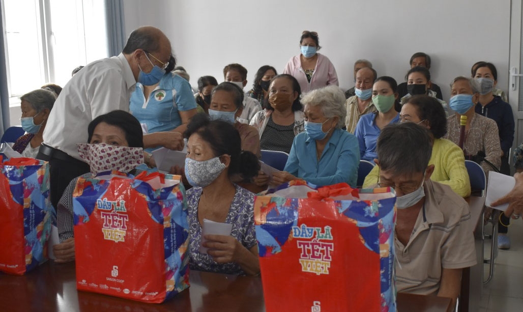 Hội NCT TP Hồ Chí Minh thăm, chúc tết NCT có hoàn cảnh khó khăn trên địa bàn quận 8