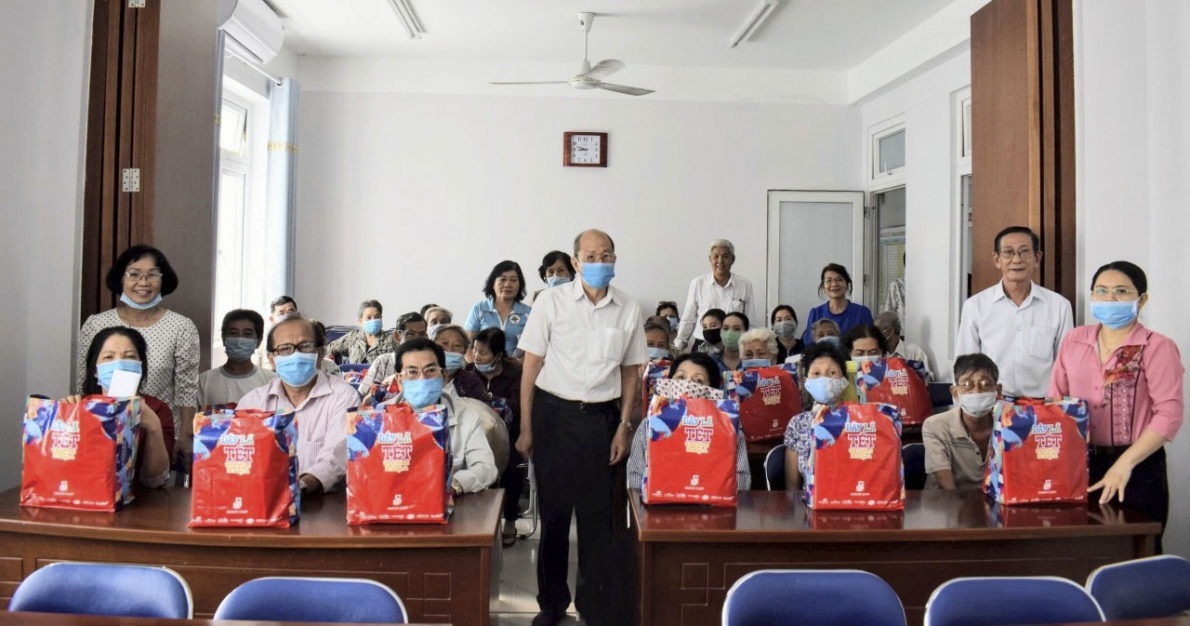 Hội NCT TP Hồ Chí Minh thăm, chúc tết NCT có hoàn cảnh khó khăn trên địa bàn quận 8