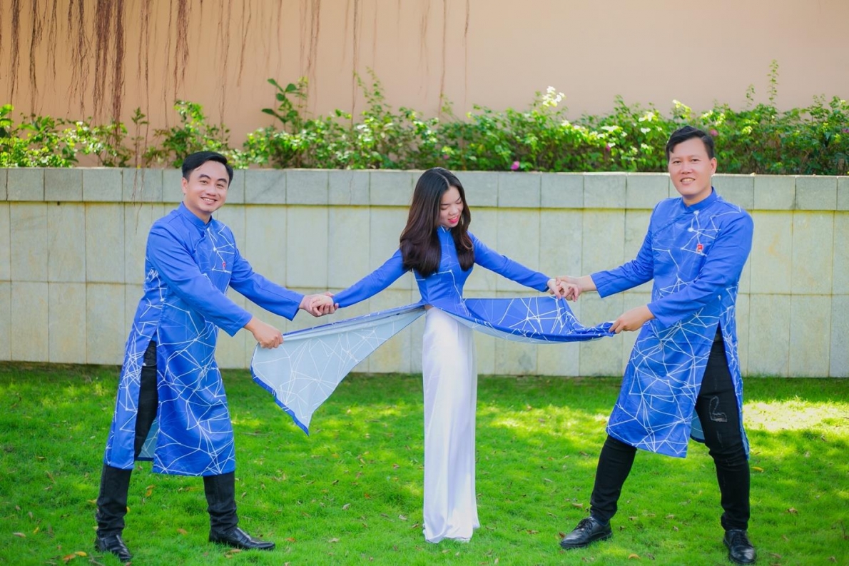 Tuổi trẻ Bình Phước cùng NTK Việt Hùng lan tỏa niềm yêu áo dài Việt