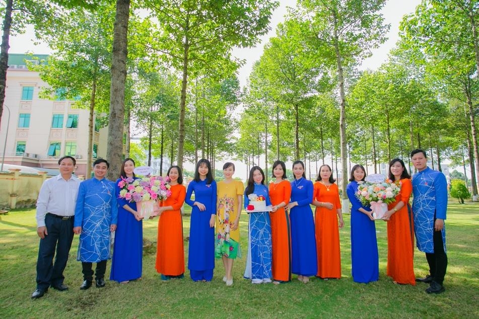 Tuổi trẻ Bình Phước cùng NTK Việt Hùng lan tỏa niềm yêu áo dài Việt