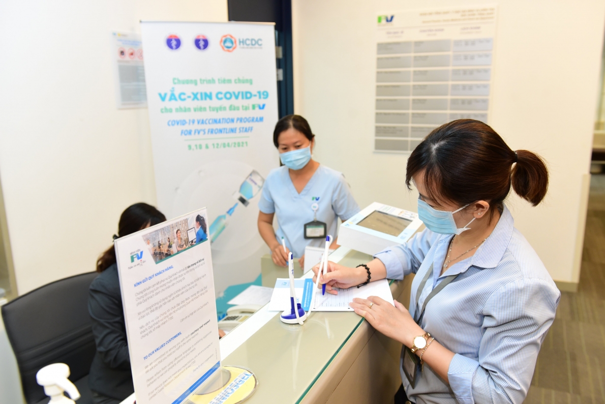 Bệnh viện FV tiêm vắc xin phòng dịch Covid-19 cho tuyến đầu chống dịch