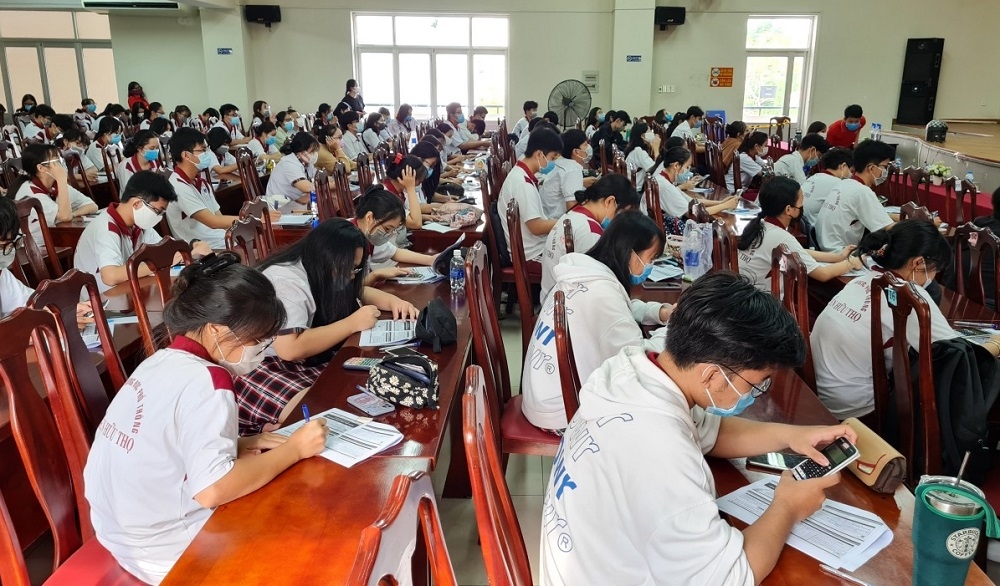 Hơn 600 học sinh tham dự chuyên đề “Sử dụng máy tính cầm tay giải nhanh một số bài toán trong đề thi tốt nghiệp THPT”