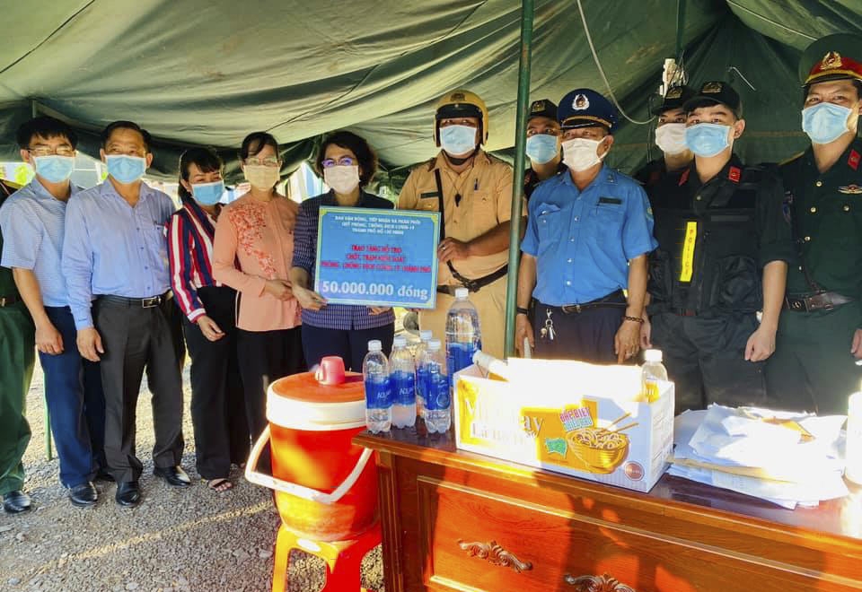 TP Hồ Chí Minh hỗ trợ 69 trạm kiểm soát dịch Covid-19 hơn 1,7 tỷ đồng