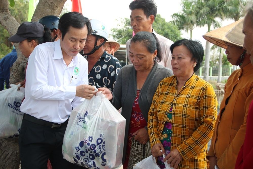 Trao tặng 100 chiếc xe lăn cho người khuyết tật tại Cà Mau