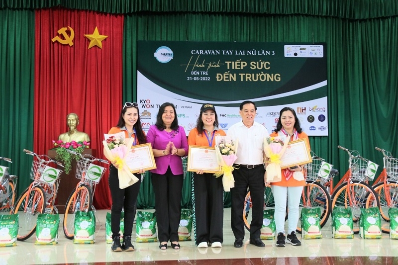 Đong đầy cảm xúc tại Chương trình Caravan “Hành trình tiếp sức đến trường 2022”