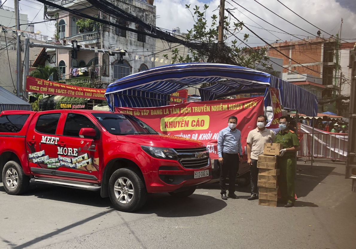 Doanh nhân kiều bào tiếp tục “tiếp lửa” với lực lượng phòng dịch Covid-19