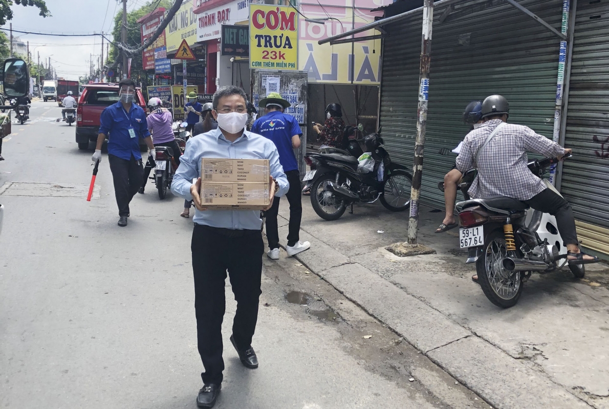 Doanh nhân kiều bào tiếp tục “tiếp lửa” với lực lượng phòng dịch Covid-19